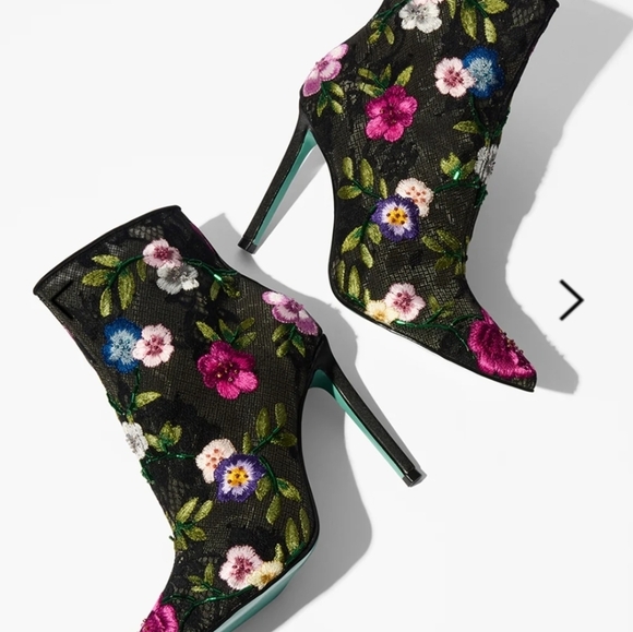 🖤🔹️Betsey Johnson🔹️ ANITA BLACK MULTI FLORAL Bootie - Picture 3 of 6